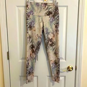 Onzie Leggings animal + pastel print. Size S/M.